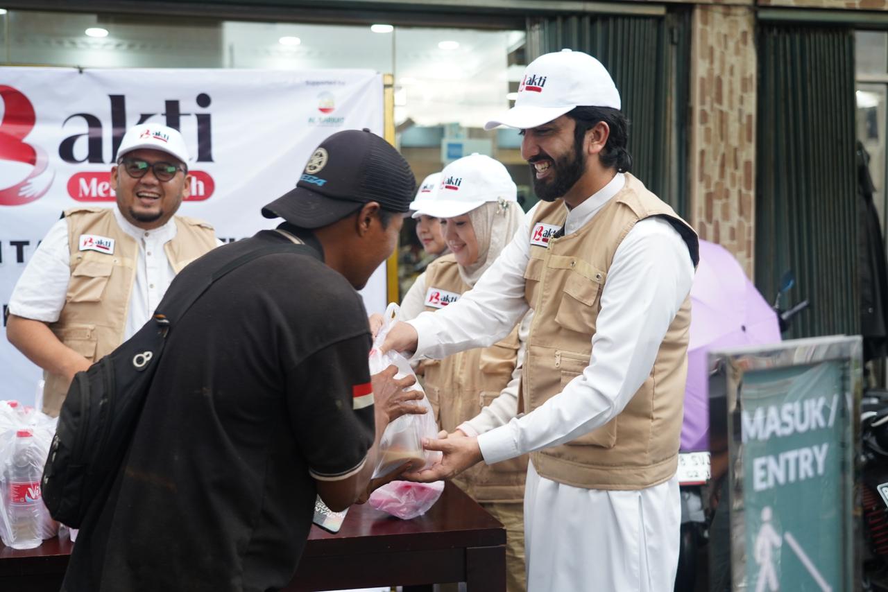 Bakti Merah Putih Bagikan Takjil Gratis di Jalan Raya Fatmawati